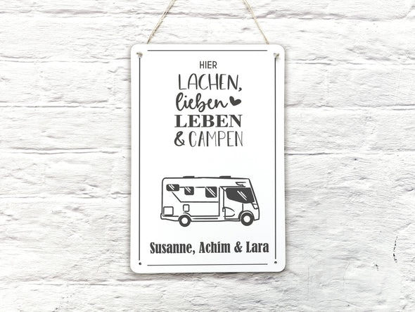 Blechschild für Camper – personalisiert – "Hier lachen leben campen"