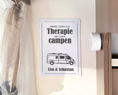 Blechschild für Camper – personalisiert – "Andere gehen zur Therapie"