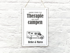 Blechschild für Camper – personalisiert – "Andere gehen zur Therapie"