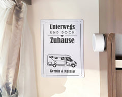 Blechschild für Camper – personalisiert – "Unterwegs und doch Zuhause"