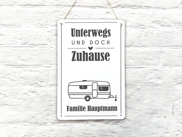 Blechschild für Camper – personalisiert – "Unterwegs und doch Zuhause"